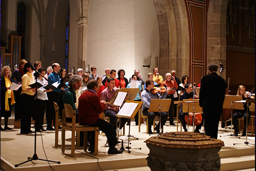 Gottesdienst mit dem Kirchenchor und noch vielen weiteren Teilnehmern